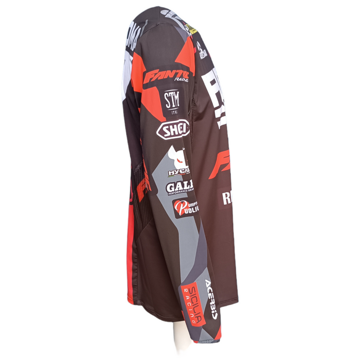 Das neue originale Shirt, kommt aus Überproduktion von Pyry Juupaluoma Fantic