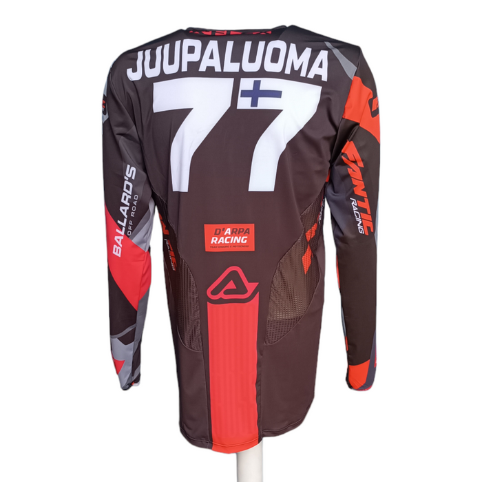 Das neue originale Shirt, kommt aus Überproduktion von Pyry Juupaluoma Fantic