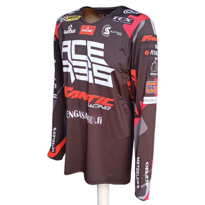 Das neue originale Shirt, kommt aus Überproduktion von Pyry Juupaluoma Fantic