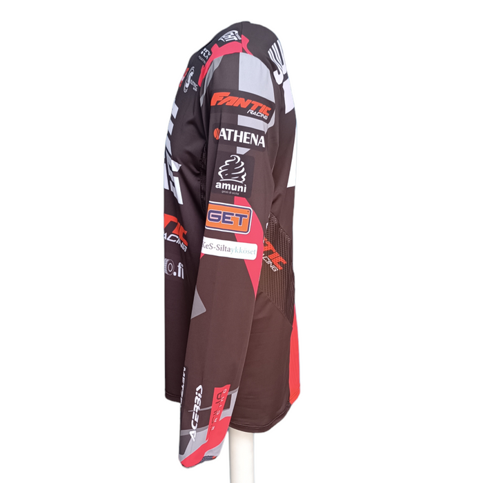 Das neue originale Shirt, kommt aus Überproduktion von Pyry Juupaluoma Fantic